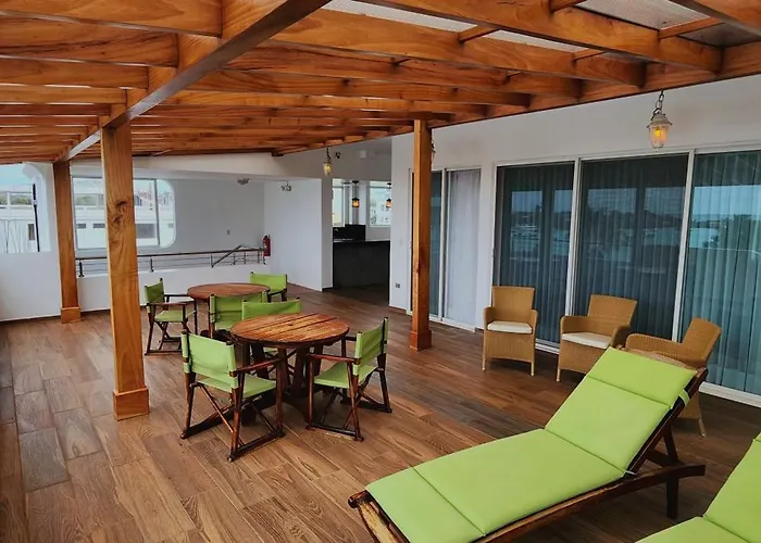 Galapagos Apartments - Bay View House